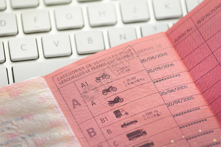 驾驶证行驶证在法国驾驶执照和白色键盘里面背景