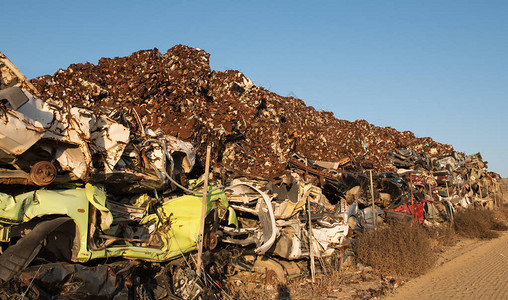 各种废旧汽车和其他金属堆放在可供回收工业图片