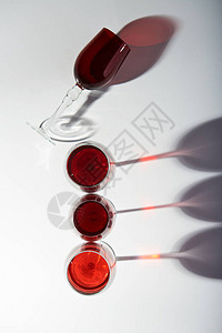 红色葡萄酒杯有顶图片