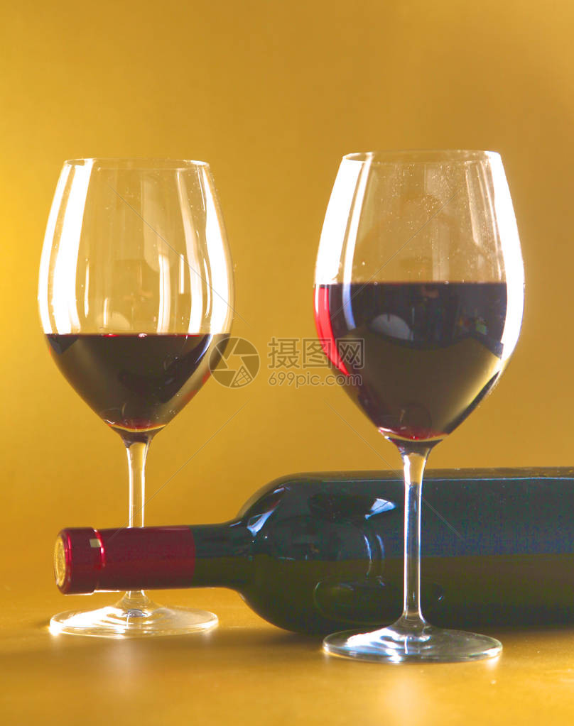 酒瓶和玻璃桌上的酒杯图片