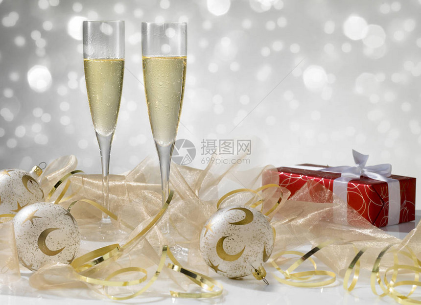 两杯香槟金装饰品红礼带白丝带图片