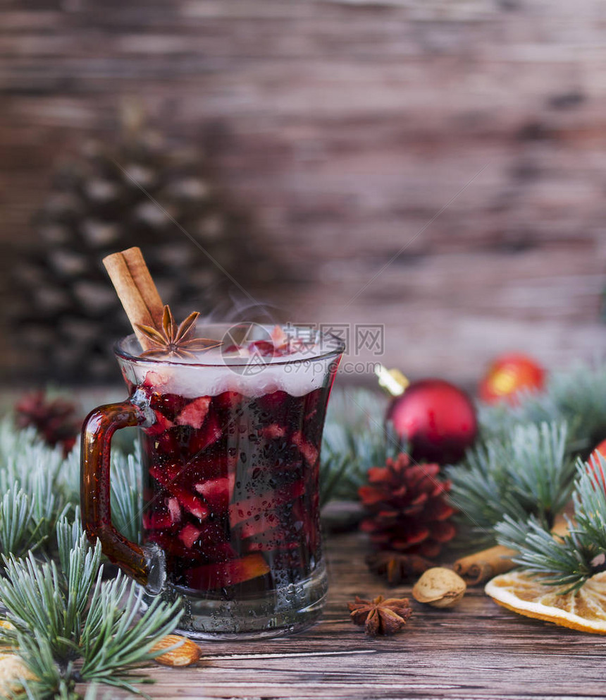 圣诞节和新年的一杯热红酒图片