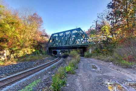 火车经过新泽西州泽西市的桥图片