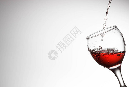 玻璃杯中红酒彩色图片