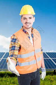 年轻男建筑师当着太阳能光电发站的面握手图片
