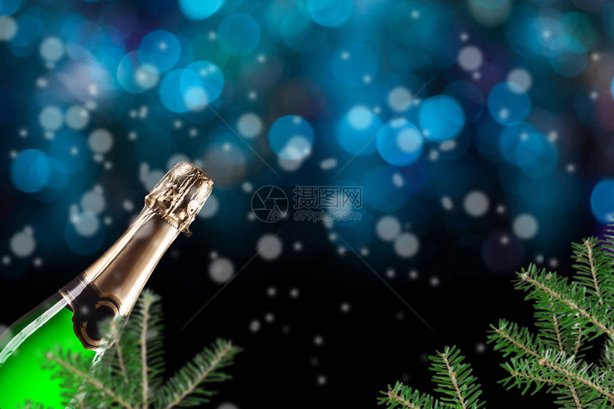 在圣诞节背景下庆祝新年的香槟节以图片