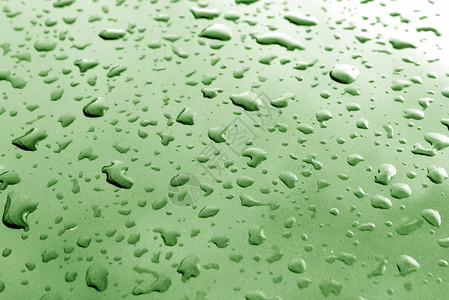 绿色金属表面的雨滴有模糊效果图片