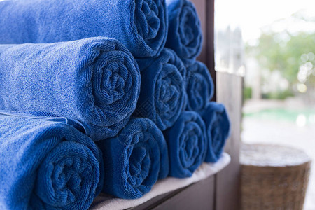 温泉度假村里一堆折叠的蓝色毛巾图片