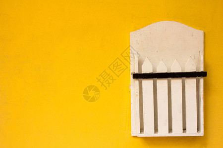黄色混凝土背景上的木制书箱背景图片