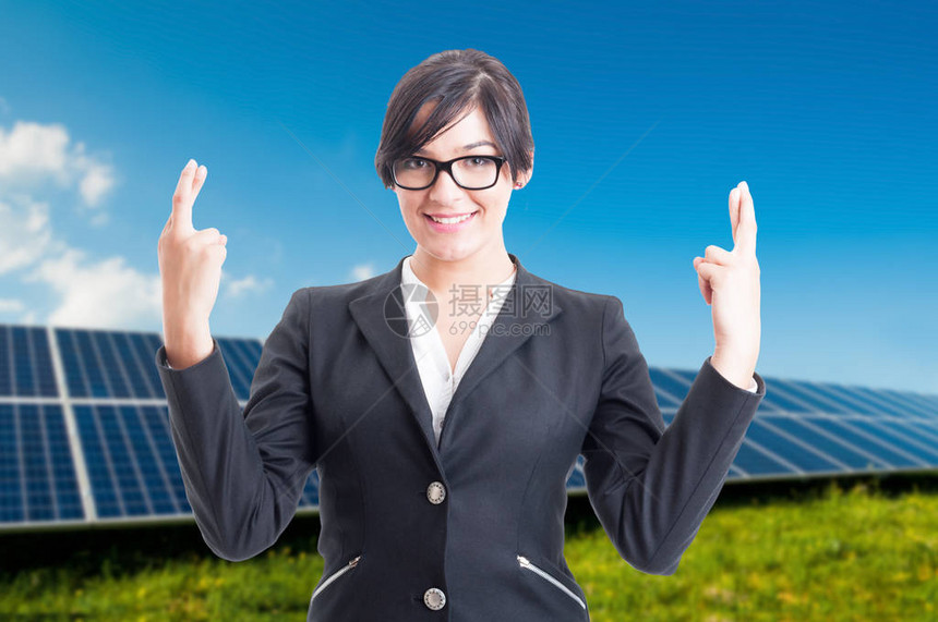 漂亮的商业女商人在太阳能电池板附近用两只手图片
