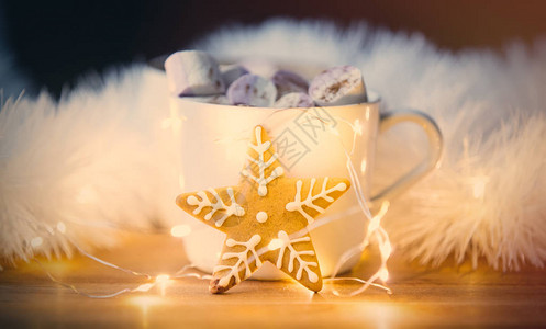 两杯热巧克力加棉花糖和圣诞木头背图片