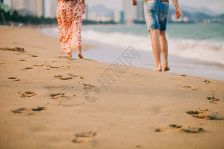 一对情侣一起在海滩上散步台图片