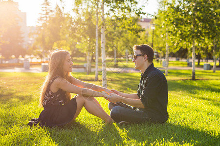 在公园的情侣坐在草地上图片