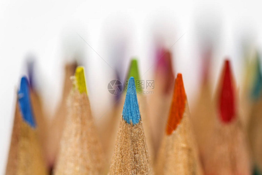 在彩色绘画铅笔上以多种颜色显图片