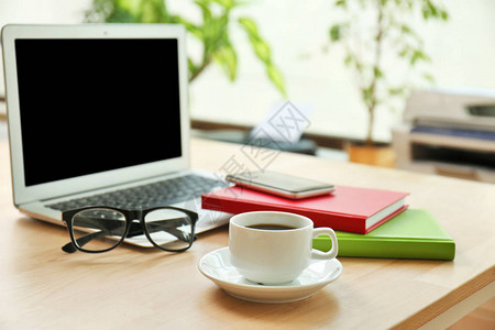 带笔记本电脑和咖啡杯的工图片