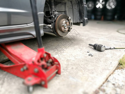 车库的磁盘刹车或轮胎修理图片