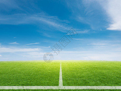 3d将蓝色天空背景的空足球图片