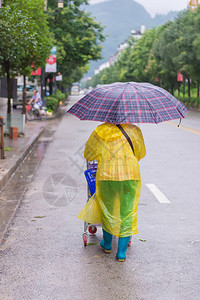 雨落下时带着雨伞的图片