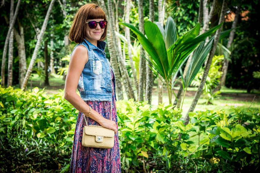 在印度尼西亚巴厘的努沙杜阿公园摆放太阳镜和奢侈蛇皮松手袋图片