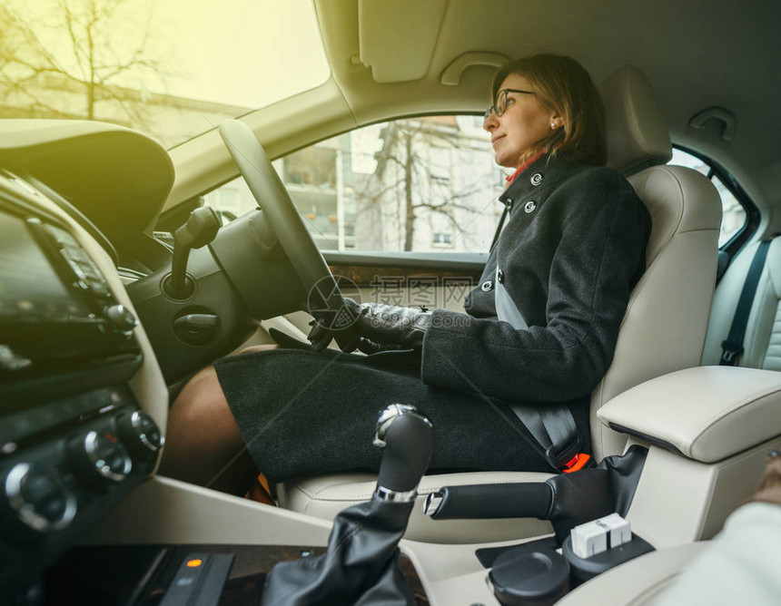 女商人在城市驾驶自信的右手汽车图片