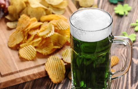 圣帕特里克日概念杯绿色啤酒木板上图片