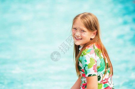 小女孩在夏日愉快的游泳图片