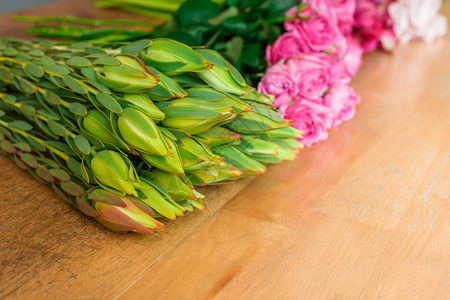 花店背景新鲜的花蕾和玫瑰花束交付花艺设计工作室图片