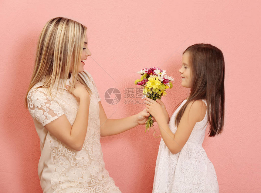 小女孩用彩色背景给母亲送花束子给妈母图片