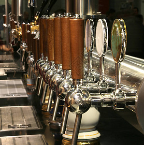 啤酒在夜酒吧里图片