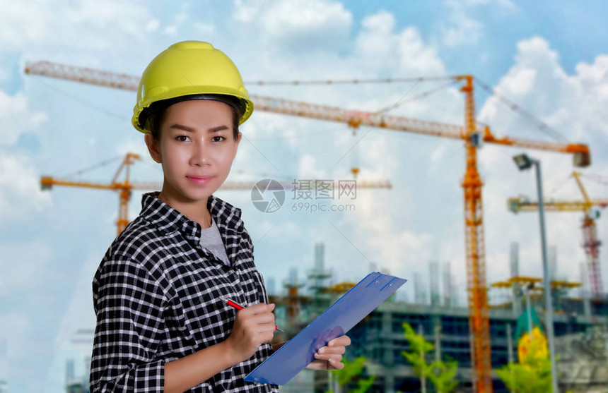 亚洲女工程师和技术人员正在施工现场检图片