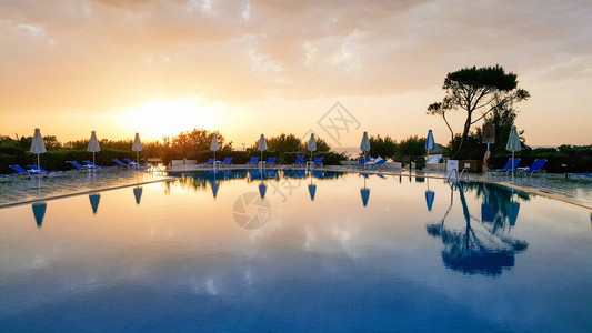 日落时酒店的美丽游泳池图片