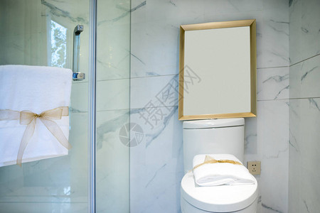 现代浴室中的优雅白色浴缸图片