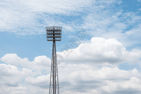 蓝天背景的体育场灯图片
