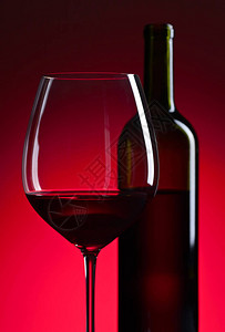 玻璃和瓶子的特写镜头用红酒图片