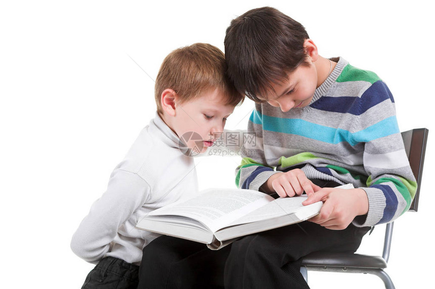 两个小男孩阅读书的图片