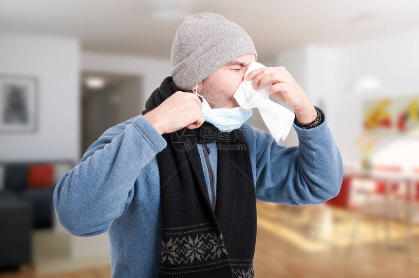 患有流感和免疫问题的人将鼻塞在餐巾纸上图片