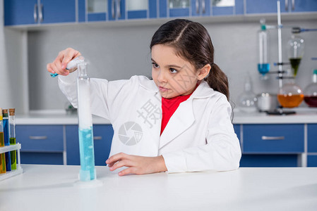 在化学实验室做实验大衣的集中小女孩图片