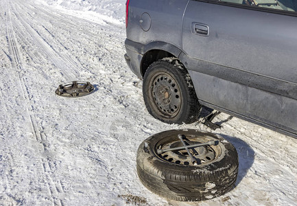 在冬季积雪中换轮胎图片