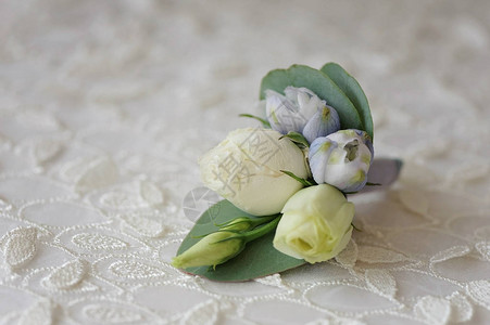 婚礼胸花玫瑰和蓝色飞燕草白色丝带特写图片