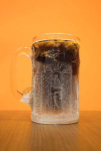 冷冻而结霜的经典水根啤酒杯图片