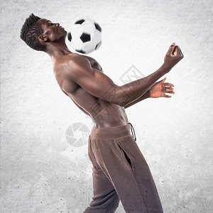 黑人踢足球背景图片