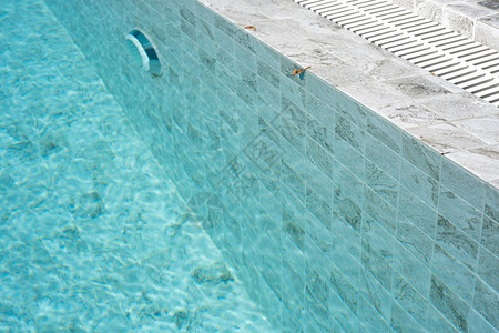 游泳池中的水蓝色透明图片