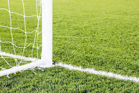 足球目标与草地背景背景图片