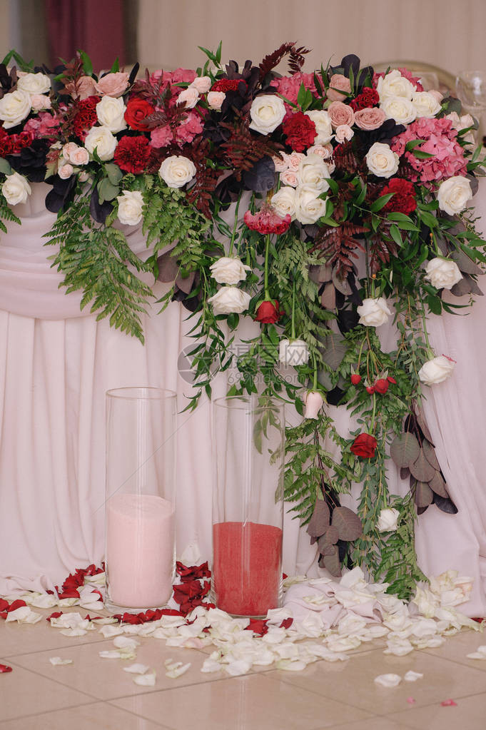 用花束和蜡烛装饰的婚桌用两色图片