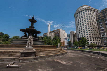 圣雄甘地广场的空喷泉与蓝天下里约热内卢图片