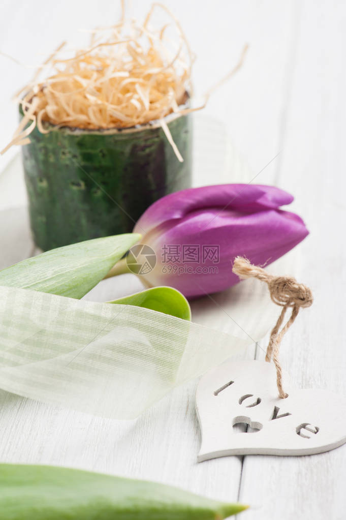 配有紫郁金香和木心的春桌装饰品花图片