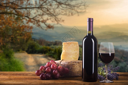 红葡萄酒用奶酪和水果装在图片