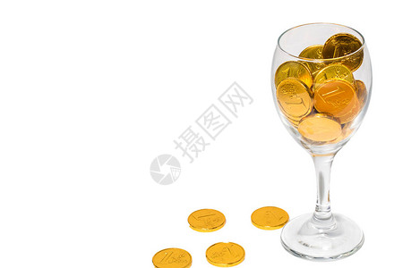 香槟杯加满面金币孤立在白底图片