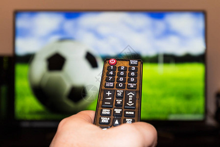 在现代电视上观看足球足球比赛图片