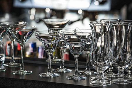 餐厅酒吧的玛格丽塔酒马提尼酒熟食和利口酒的眼镜图片